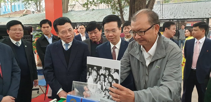 [Ảnh] Khai mạc triển lãm sách kỷ niệm 90 năm ngày thành lập Đảng Cộng sản Việt Nam - Ảnh 1