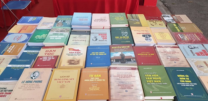 [Ảnh] Khai mạc triển lãm sách kỷ niệm 90 năm ngày thành lập Đảng Cộng sản Việt Nam - Ảnh 2