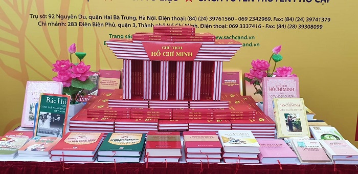 [Ảnh] Khai mạc triển lãm sách kỷ niệm 90 năm ngày thành lập Đảng Cộng sản Việt Nam - Ảnh 3