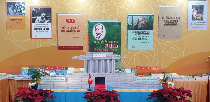 [Ảnh] Khai mạc triển lãm sách kỷ niệm 90 năm ngày thành lập Đảng Cộng sản Việt Nam - Ảnh 4