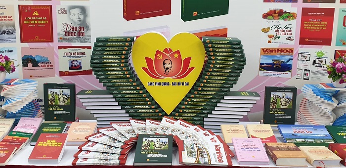 [Ảnh] Khai mạc triển lãm sách kỷ niệm 90 năm ngày thành lập Đảng Cộng sản Việt Nam - Ảnh 5