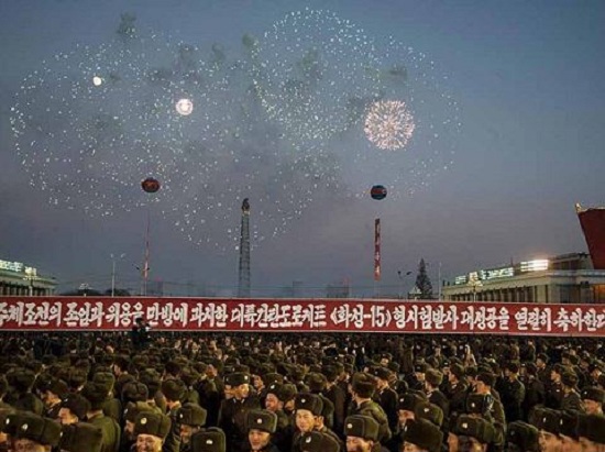 Triều Tiên tuần hành, bắn pháo hoa mừng vụ thử tên lửa thành công - Ảnh 1
