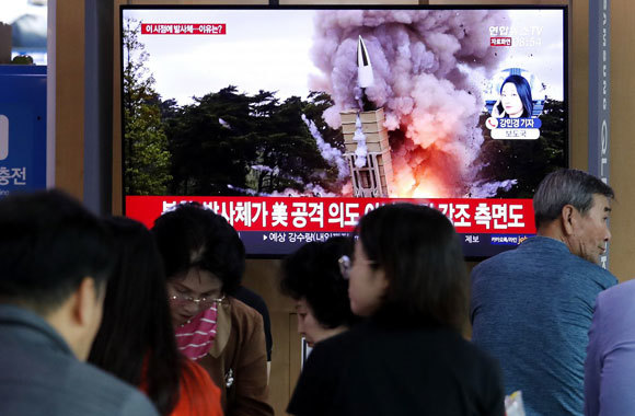 Thủ tướng Nhật Bản Abe chỉ trích mạnh mẽ các vụ phóng tên lửa mới nhất của Triều Tiên - Ảnh 1