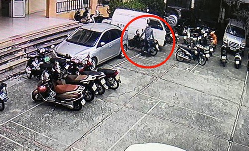 Camera vạch trần bộ mặt kẻ trộm xe máy trong sân ủy ban phường - Ảnh 1