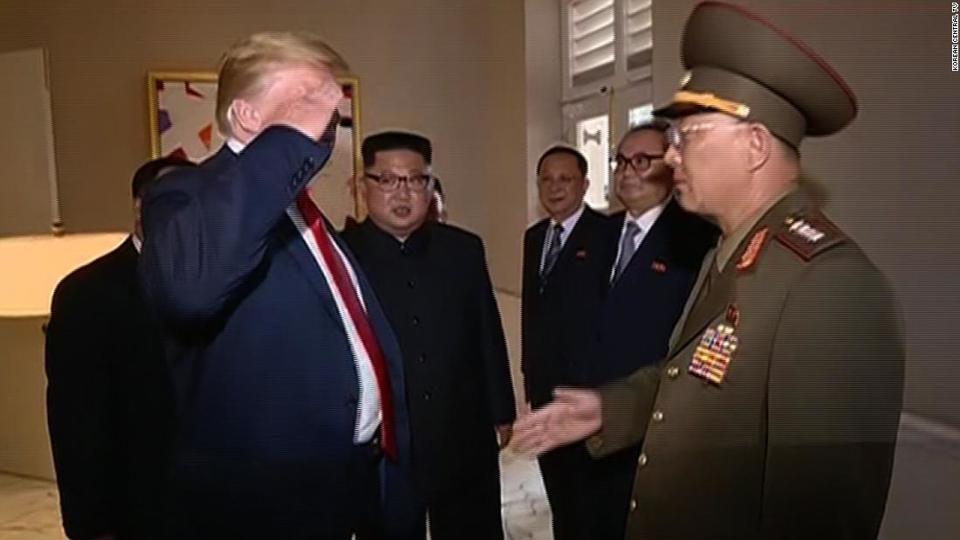 Tổng thống Trump chào kiểu "nhà binh" với tướng Triều Tiên gây tranh cãi - Ảnh 1
