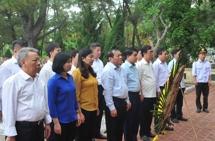 Đoàn công tác Ban Thường vụ Thành ủy Hà Nội tri ân các anh hùng liệt sỹ tại nghĩa trang Trường Sơn và Đường 9 - Ảnh 1