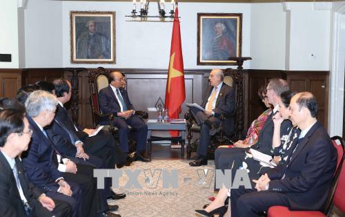 Thủ tướng Nguyễn Xuân Phúc gặp cựu Thủ tướng Canada Jeans Chretien và Tổng Thư ký OECD - Ảnh 2