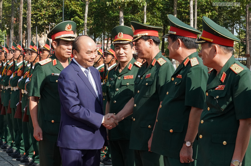 Thủ tướng kiểm tra công tác sẵn sàng chiến đấu tại Quân khu 9 - Ảnh 1