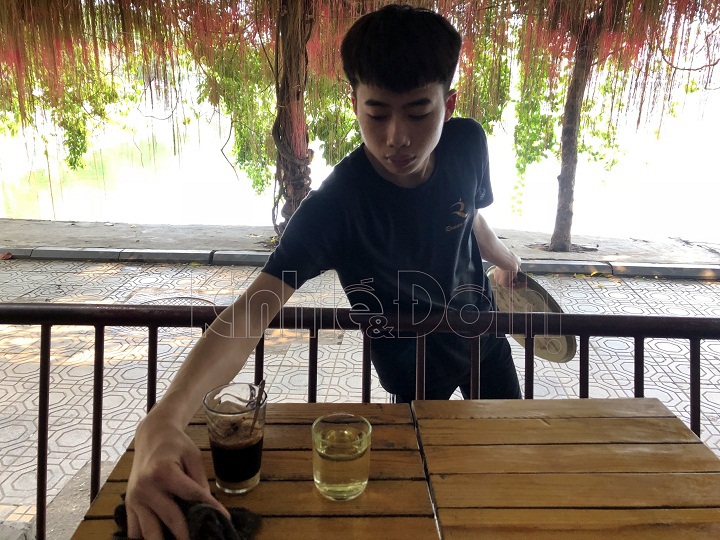 [Ảnh] Hà Nội: Nhiều quán cafe vẫn đón khách dù đã được yêu cầu đóng cửa - Ảnh 19