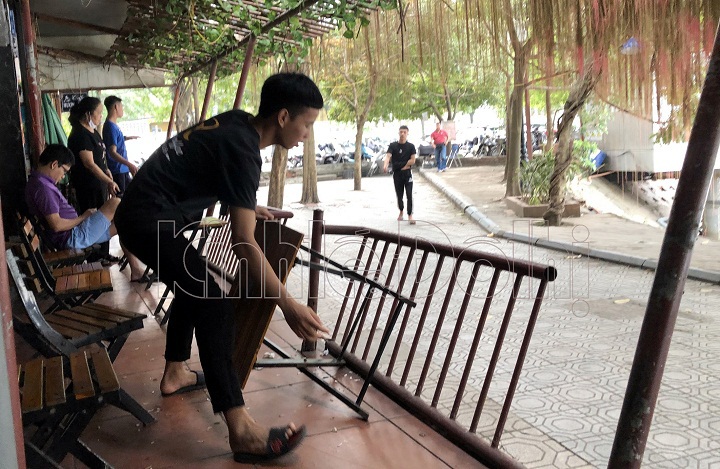 [Ảnh] Hà Nội: Nhiều quán cafe vẫn đón khách dù đã được yêu cầu đóng cửa - Ảnh 20