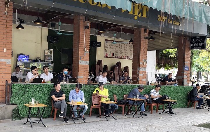 [Ảnh] Hà Nội: Nhiều quán cafe vẫn đón khách dù đã được yêu cầu đóng cửa - Ảnh 13