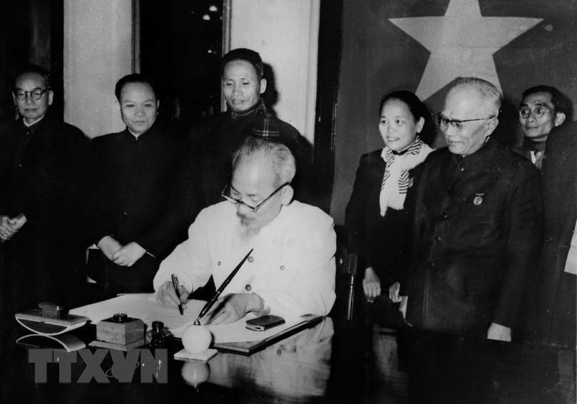 Những hình ảnh còn mãi với thời gian của Chủ tịch Hồ Chí Minh - Ảnh 9
