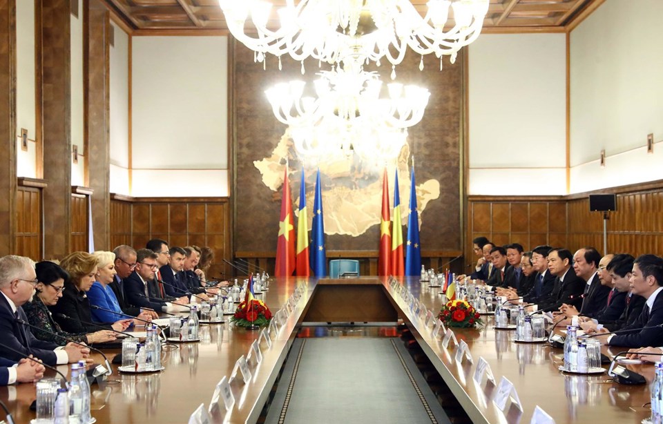 Thủ tướng Nguyễn Xuân Phúc hội đàm với Thủ tướng Romania - Ảnh 1