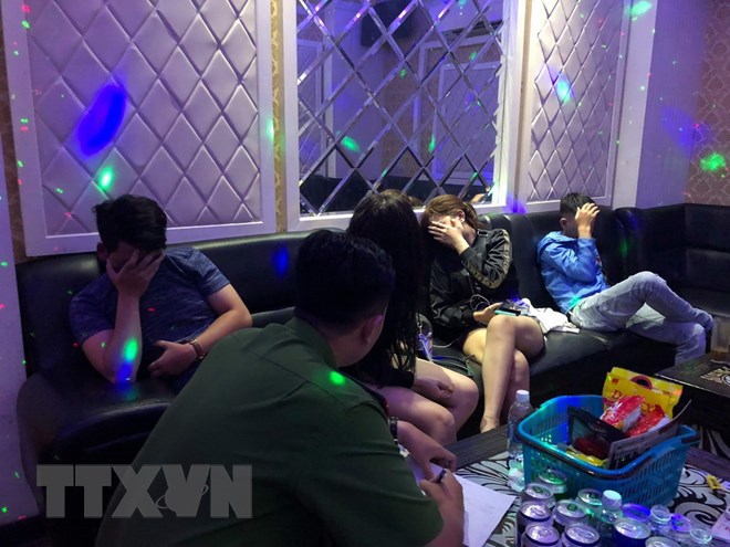 Kiểm tra đột xuất quán karaoke, phát hiện nhiều người sử dụng ma túy - Ảnh 1