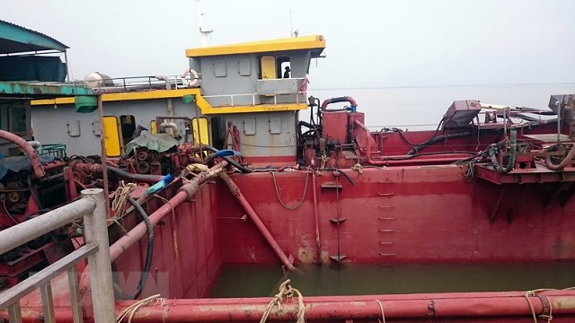 Quảng Ninh bắt 5 tàu khai thác cát trái phép tại khu vực Móng Cái - Ảnh 1