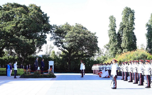 [Photo] Lễ đón chính thức Thủ tướng Nguyễn Xuân Phúc thăm Singapore - Ảnh 2