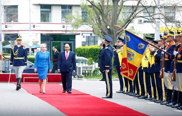 Thủ tướng Romania chủ trì lễ đón chính thức Thủ tướng Nguyễn Xuân Phúc - Ảnh 1