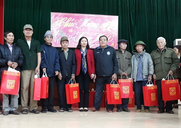 Lãnh đạo TP trao quà cho hộ nghèo và gia đình chính sách tại xã Đồng Tâm, huyện Mỹ Đức - Ảnh 1