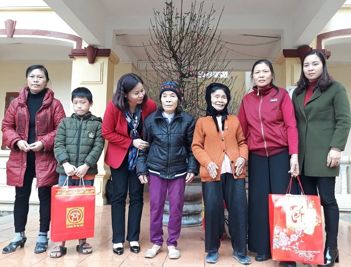 Lãnh đạo TP trao quà cho hộ nghèo và gia đình chính sách tại xã Đồng Tâm, huyện Mỹ Đức - Ảnh 2