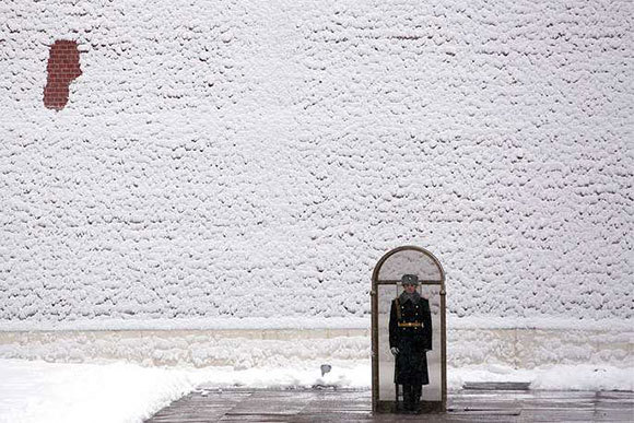 Đông trắng đặc trưng nước Nga qua chùm ảnh tuyết kỷ lục ở Moscow - Ảnh 2