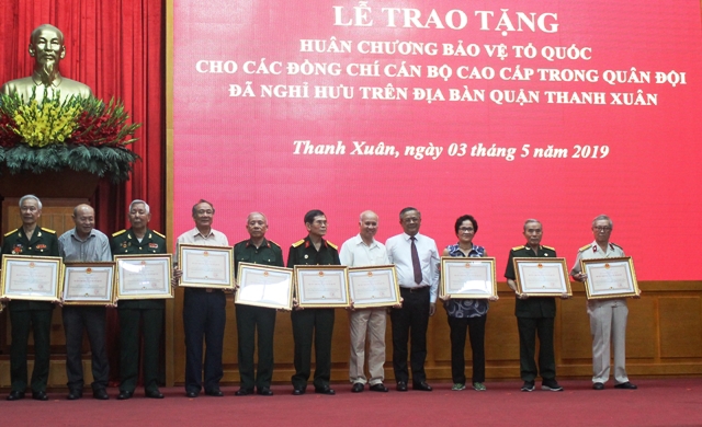Quận Thanh Xuân: 165 cán bộ được tặng Huân chương Bảo vệ Tổ quốc - Ảnh 1