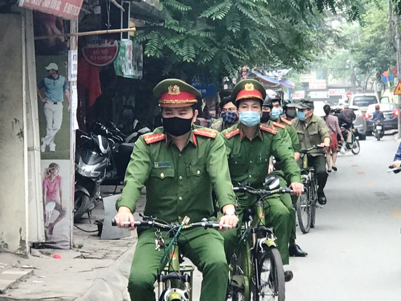 Chùm ảnh: Quận Thanh Xuân tuyên truyền, xử phạt các trường hợp vi phạm phòng dịch Covid-19 - Ảnh 4