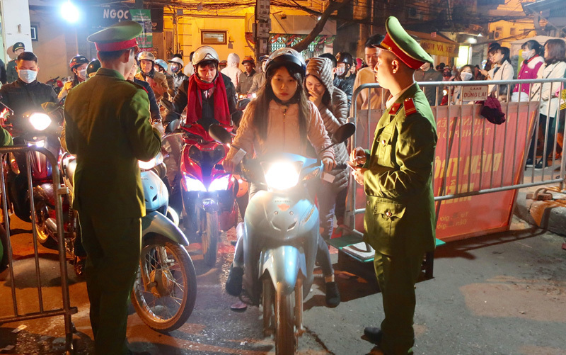 Hà Nội: Lực lượng công an trông xe miễn phí cho người dân vui Noel - Ảnh 1