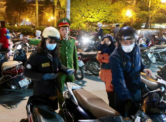 Hà Nội: Lực lượng công an trông xe miễn phí cho người dân vui Noel - Ảnh 2