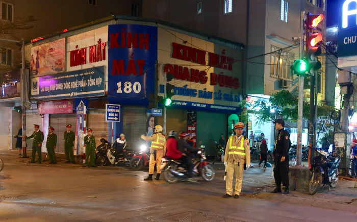 Hà Nội: Lực lượng công an trông xe miễn phí cho người dân vui Noel - Ảnh 4