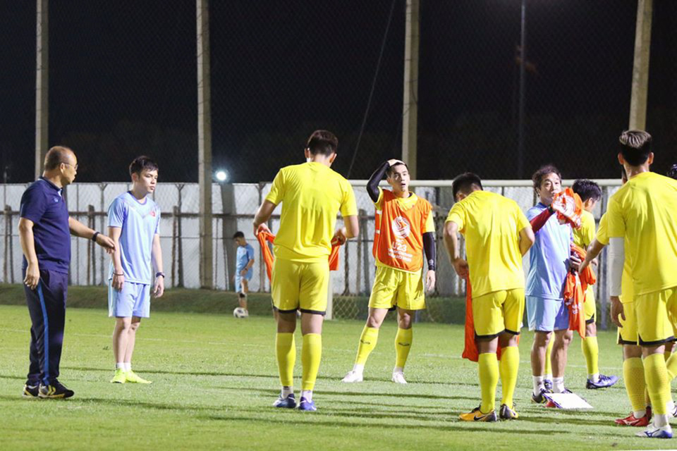 [Ảnh] Thầy Park "cầm tay chỉ việc" Quang Hải, U23 Việt Nam sẵn sàng quyết đấu U23 Jordan - Ảnh 3