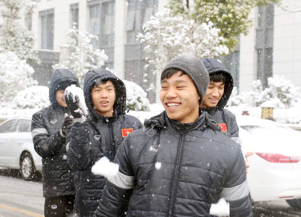 U23 Việt Nam thích thú với tuyết - Ảnh 3