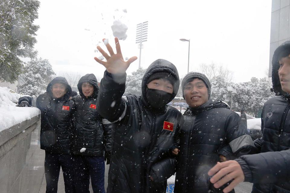 U23 Việt Nam thích thú với tuyết - Ảnh 4