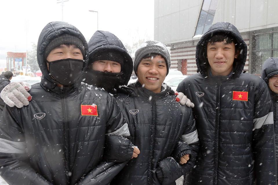 U23 Việt Nam thích thú với tuyết - Ảnh 5