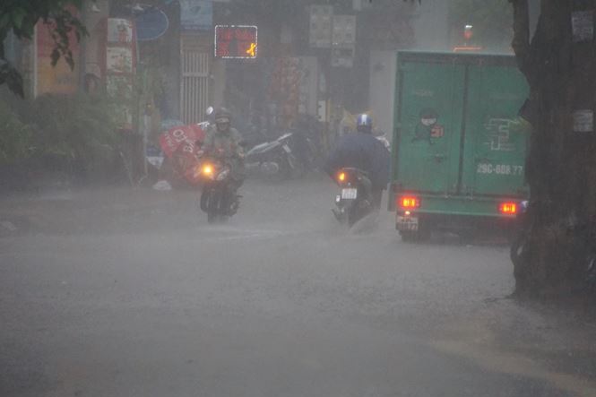 Cơn mưa "giải nhiệt" sau chuỗi ngày nắng nóng gây ngập nhiều tuyến đường tại Thủ đô - Ảnh 1