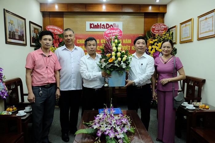 Kỷ niệm 94 năm Ngày Báo chí cách mạng Việt Nam: Những lẵng hoa tươi thắm gửi tới báo Kinh tế & Đô thị - Ảnh 10