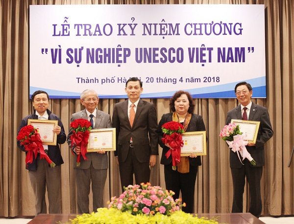 Trao tặng kỷ niệm chương “Vì sự nghiệp UNESCO Việt Nam” - Ảnh 1