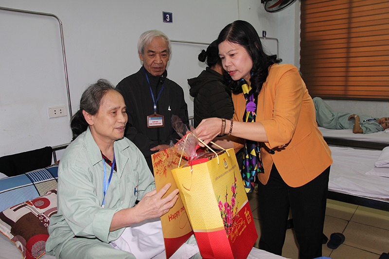 Liên đoàn lao động thành phố Hà Nội tặng quà cho bệnh nhân Bệnh viện ung bướu Hà Nội - Ảnh 1