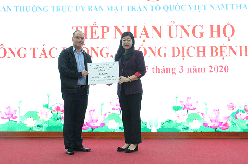 Mặt trận thành phố Hà Nội tiếp nhận ủng hộ phòng chống dịch Covid-19 của nhiều doanh nghiệp, tổ chức tôn giáo - Ảnh 1