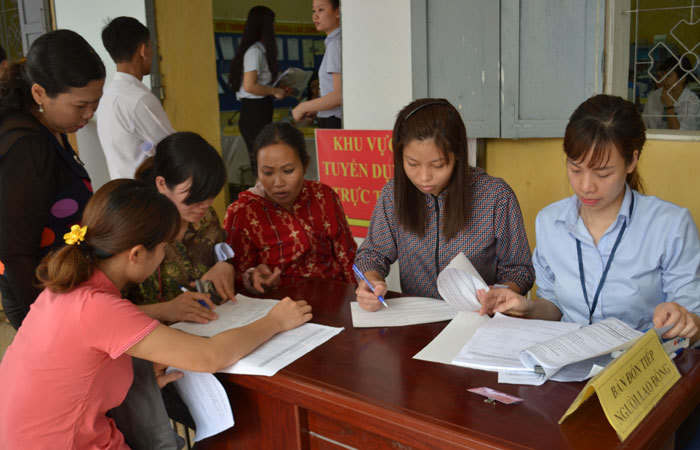 Huyện Ứng Hòa: Gần 1.000 người tham gia Phiên giao dịch và tư vấn việc làm - Ảnh 2