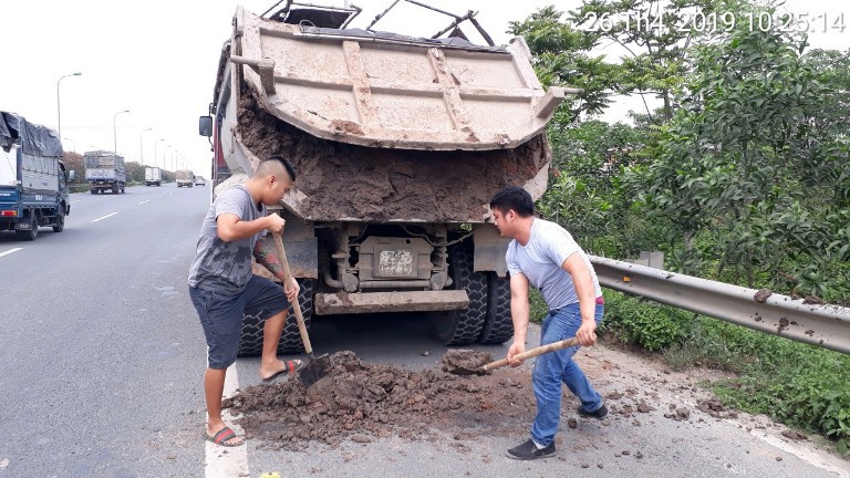 Tóm gọn xe tải làm rơi vãi bùn đất trên tuyến Đại lộ Thăng Long - Ảnh 2