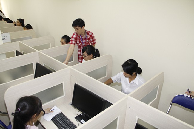 Thi THPT Quốc gia trên máy tính: Học sinh bắt đầu làm quen - Ảnh 1