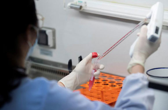 Trung Quốc cho phép thử nghiệm lâm sàng 2 vaccine chống bệnh Covid-19 - Ảnh 1