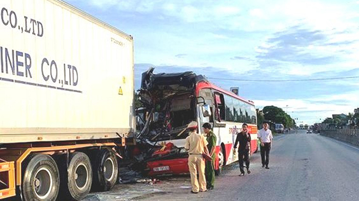 Nghệ An: Va chạm giữa xe khách và container, 15 người thương vong - Ảnh 2