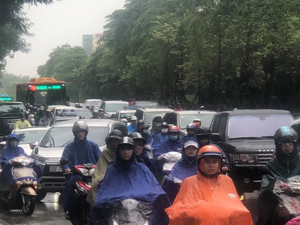 [Ảnh] Hà Nội: Lại điệp khúc tắc đường ngày mưa - Ảnh 7