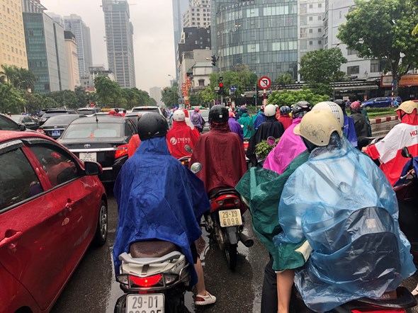 [Ảnh] Hà Nội: Lại điệp khúc tắc đường ngày mưa - Ảnh 9