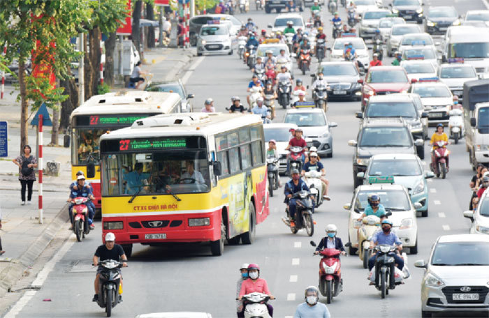 Xe buýt Hà Nội: Vật lộn với tắc đường - Ảnh 1
