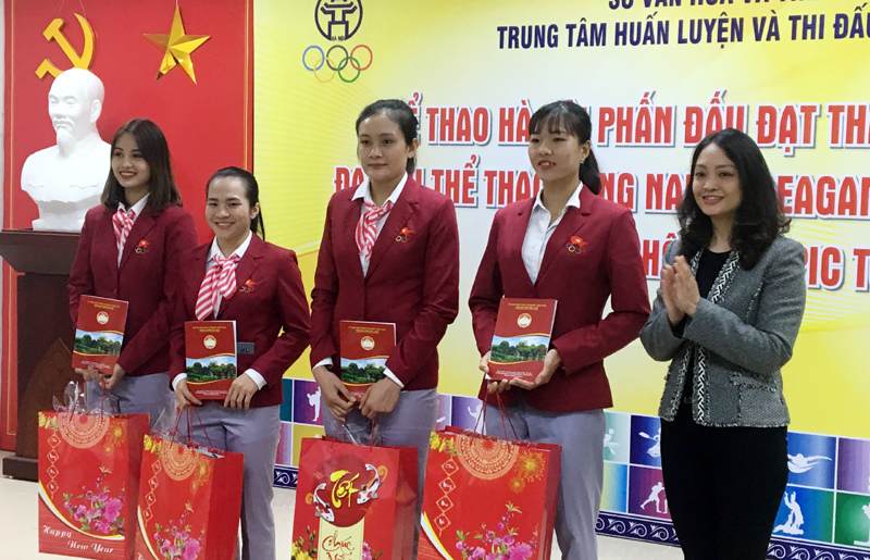 Ủy ban Mặt trận Tổ quốc Việt Nam thành phố trao quà Tết cho các VĐV Hà Nội - Ảnh 1