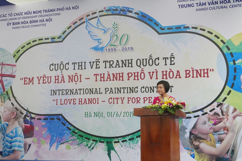 300 thiếu nhi vẽ tranh vì hòa bình thế giới và tình yêu Hà Nội - Ảnh 1