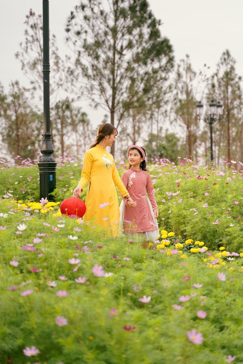 Bức tranh Tết qua tà áo dài tại lễ hội hoa đào lớn nhất Việt Nam - Ảnh 8
