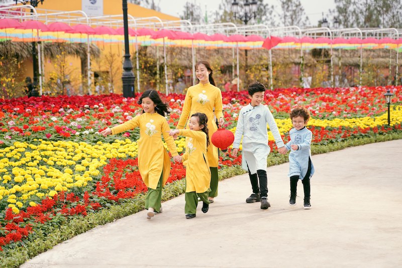 Bức tranh Tết qua tà áo dài tại lễ hội hoa đào lớn nhất Việt Nam - Ảnh 2